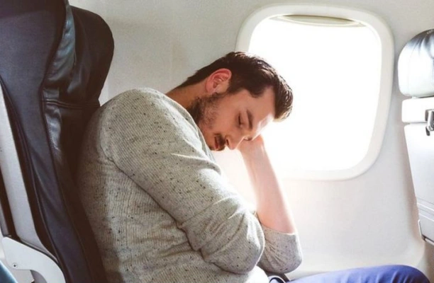como-dormir-de-forma-segura-en-un-avion
